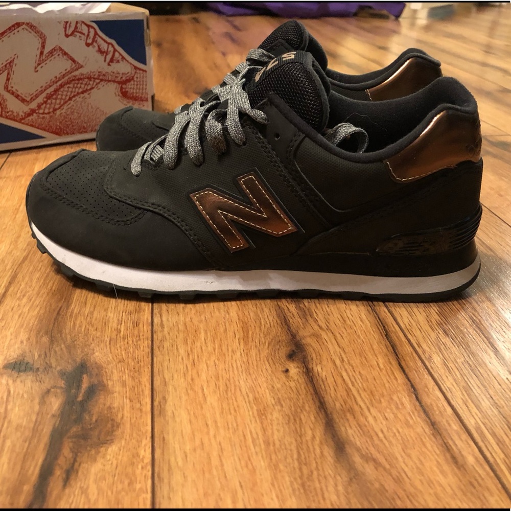Black New Balance tennis shoes